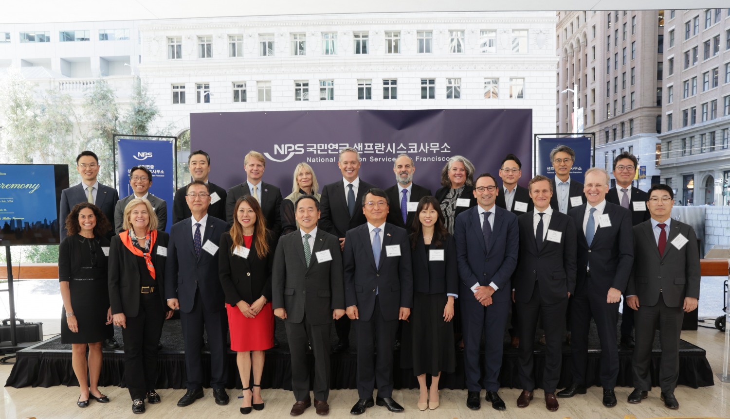 국민연금공단은 5일(현지시각) 미국 샌프란시스코 원 부시 스트리트에서 김태현 국민연금공단 이사장(첫 줄 왼쪽에서 다섯번째), 제니 존슨 프랭클린템플턴 최고경영자, 조나단 그레이 블랙스톤 최고운영책임자, 임정택 주샌프란시스코 총영사 등이 참석한 가운데 샌프란시스코사무소 개소식을 개최했다. / 사진제공=국민연금공단(2024.09.06)