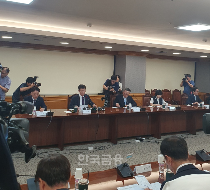 이복현 금융감독원장은 10일 서울 은행회관에서 18개 국내은행 은행장들과 함께 가계부채 관련 간담회를 개최했다. / 사진= 한국금융신문(2024.09.10)