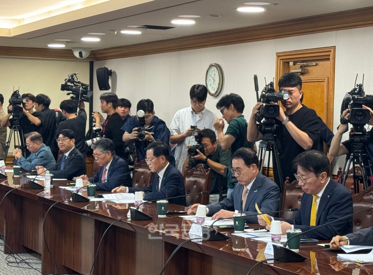 10일 오전 서울 중구에 위치한 은행회관 14층 회의실에서 이복현 금융감독원장과 18개 국내 은행 은행장들의 가계부채 관련 간담회가 개최했다./ 사진 = 홍지인 기자