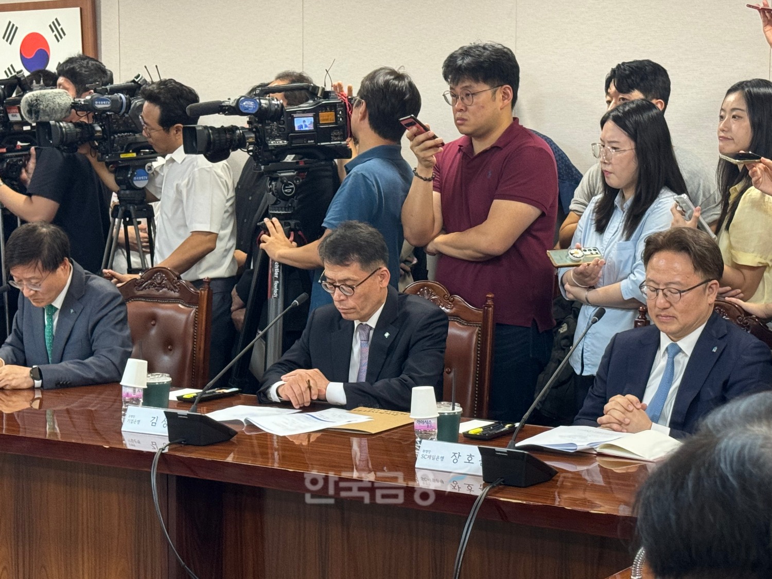 10일 오전 서울 중구에 위치한 은행회관 14층 회의실에서 이복현 금융감독원장과 18개 국내 은행 은행장들의 가계부채 관련 간담회가 개최했다./ 사진 = 홍지인 기자