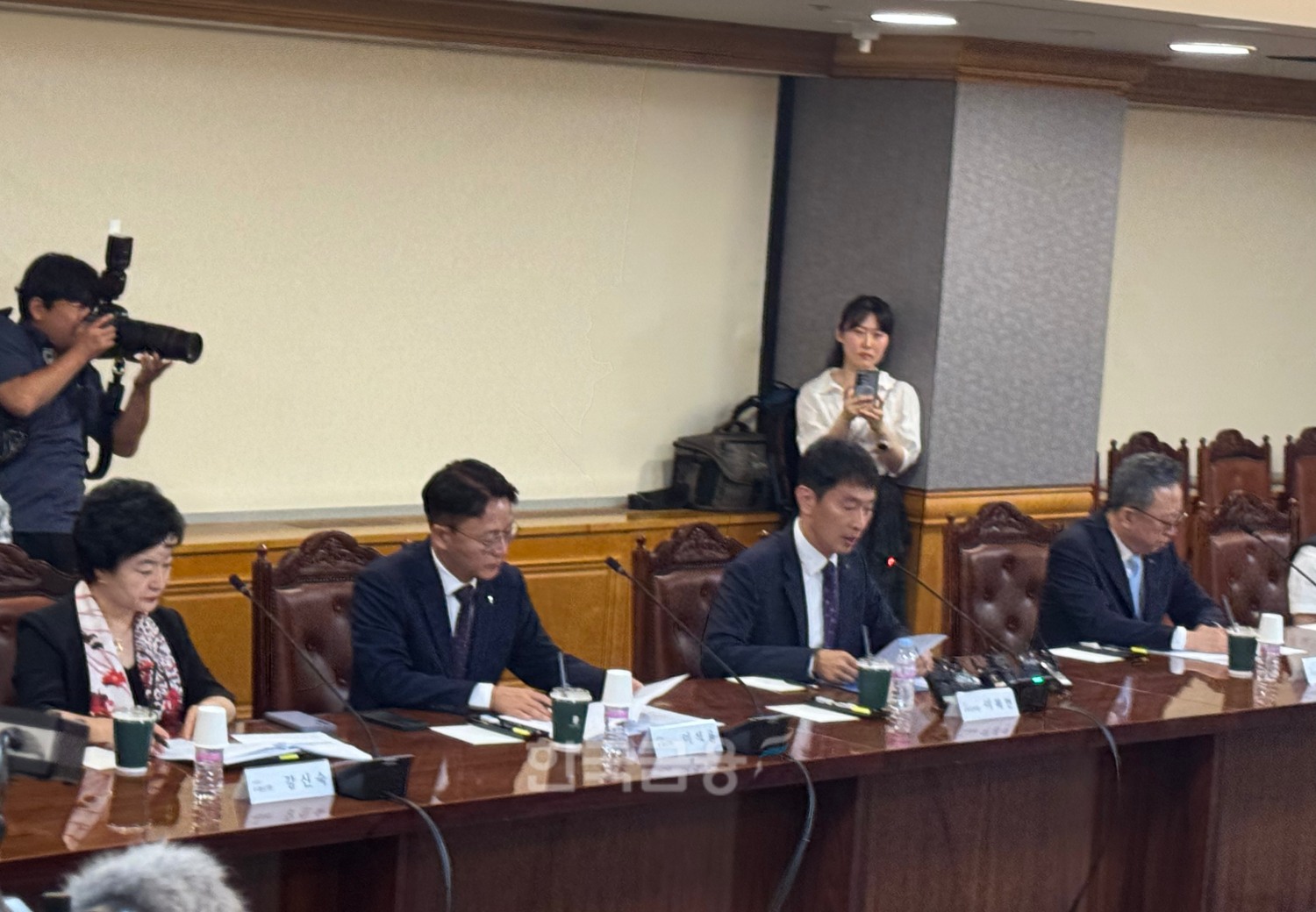 10일 오전 서울 중구에 위치한 은행회관 14층 회의실에서 이복현 금융감독원장과 18개 국내 은행 은행장들의 가계부채 관련 간담회가 개최했다./ 사진 = 홍지인 기자