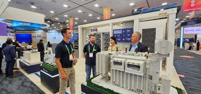 LS일렉트릭이 지난 10일부터 12일까지 3일간 미국 캘리포니아 애너하임 컨벤션센터에서 열리는 'RE+(Renewable Energy Plus) 2024'에 참가해, 회사 관계자가 고객에게 초고압 변압기를 소개하고 있다. /사진제공=LS일렉트릭