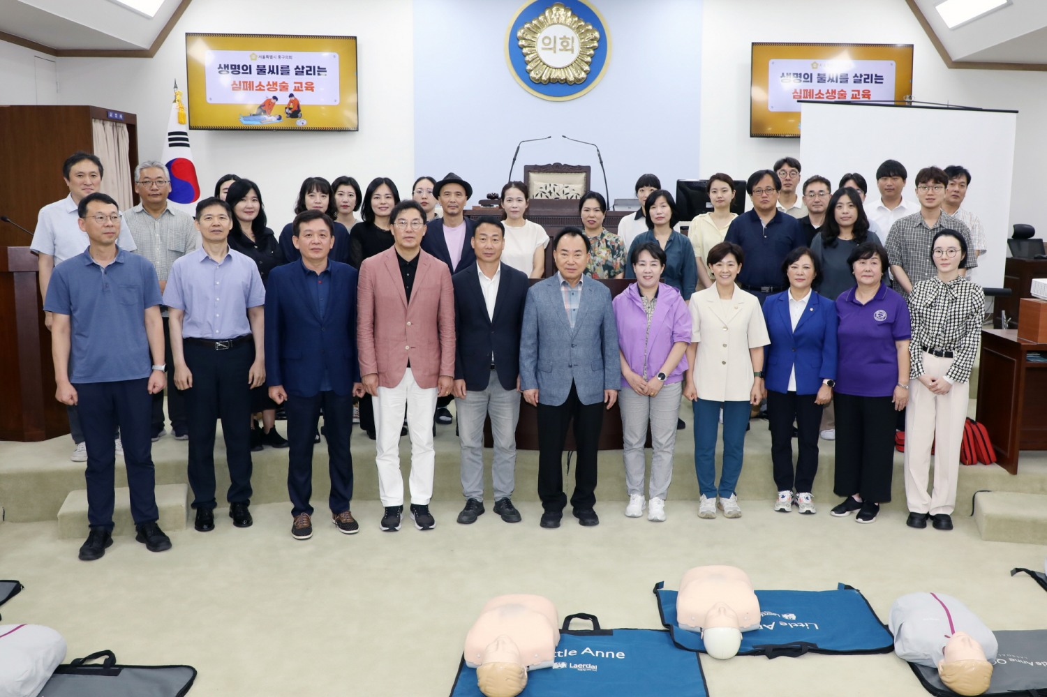 중구의회 의원과 직원들이 응급처치 교육 후 기념촬영을 하는 모습./사진제공=중구의회