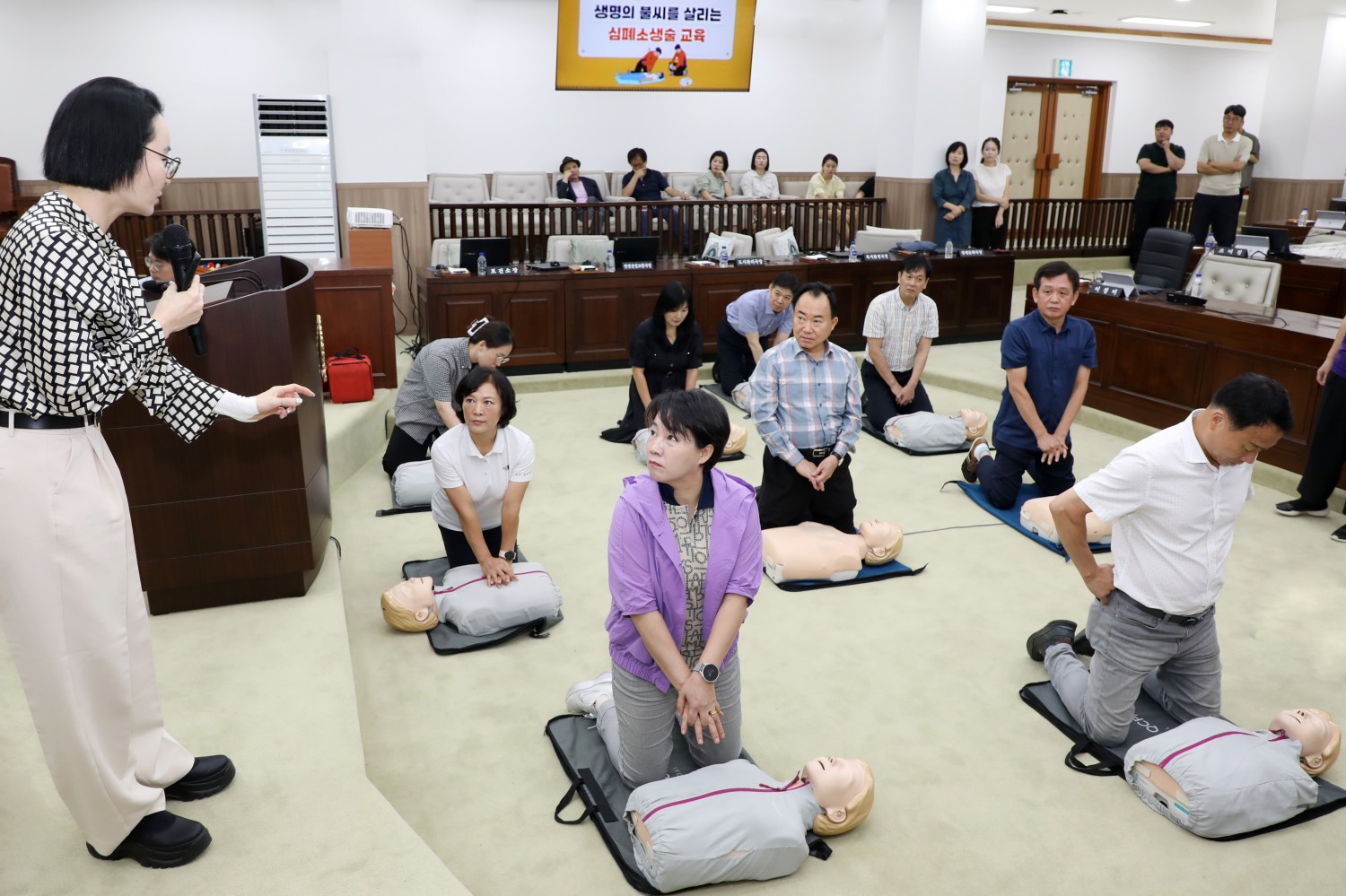 중구의회 의원들이 흉부압박 실습을 진행하는 모습./사진제공=중구의회