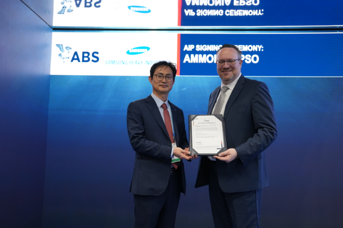 장해기 삼성중공업 부사장과 미국선급(ABS)의 Patrick Ryan 부사장(CTO)이 세계 최초 부유식 블루암모니아 생산설비 AiP 수여식 기념 촬영을 하고 있다. /사진제공=삼성중공업