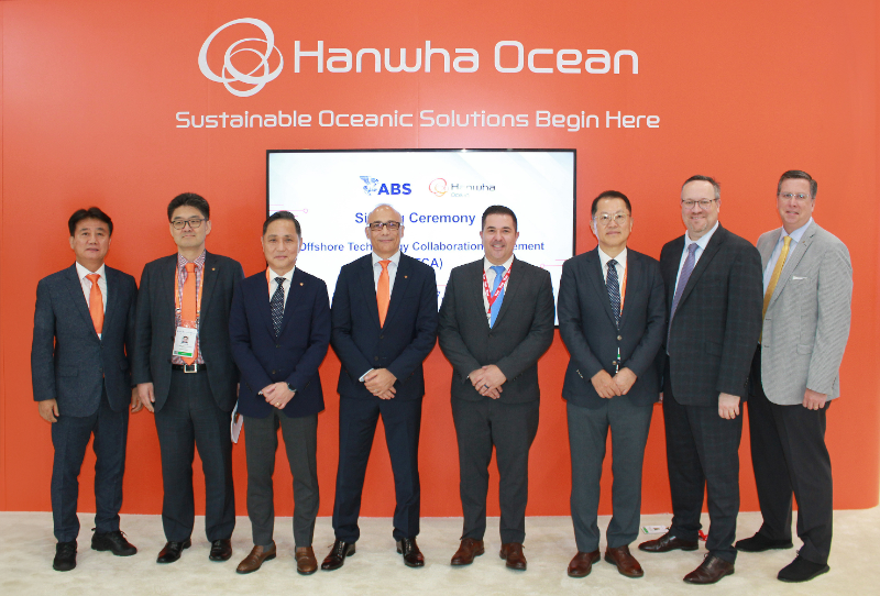 미국 휴스턴에서 열린 '가스텍 2024'에서 김희철 한화오션 사장(오른쪽에서 세번째)과 미구엘 에르난데스 ABS 글로벌 해양부문 부사장(오른쪽에서 네번째), 필립 레비 한화오션 해양사업부장 사장(오른쪽에서 다섯번째), 손영창 한화오션 제품전략기술원장 부사장(오른쪽에서 여섯번째) 등 양사 관계자들이 참석한 가운데 해양 사업 관련 기술 협력 협약 체결식을 가졌다. /사진제공=한화오션