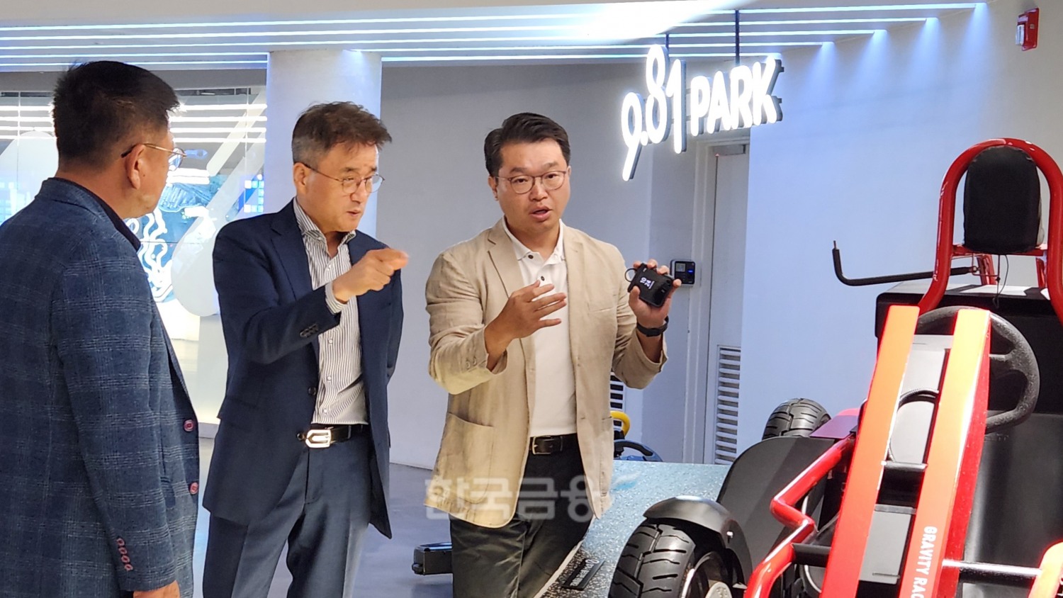 제주은행 박우혁 은행장(왼쪽에서 두번째)이 제주도와 공동 운영중인 '기업상장 IPO클래스' 참여기업들을 방문해 경영관련 애로사항을 청취하고 다양한 지원 방안을 논의했다./ 사진 = 제주은행