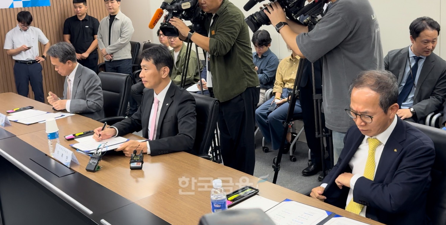 24일 오후 서울 중구에 위치한 은행회관에서 금융감독원과 KB, 신한, 하나, 우리, NH 등 5대 금융지주 및 삼성전자가 ‘중소기업의 기후위기 대응 등의 지원을 위한 업무협약’을 체결했다./사진=홍지인 기자