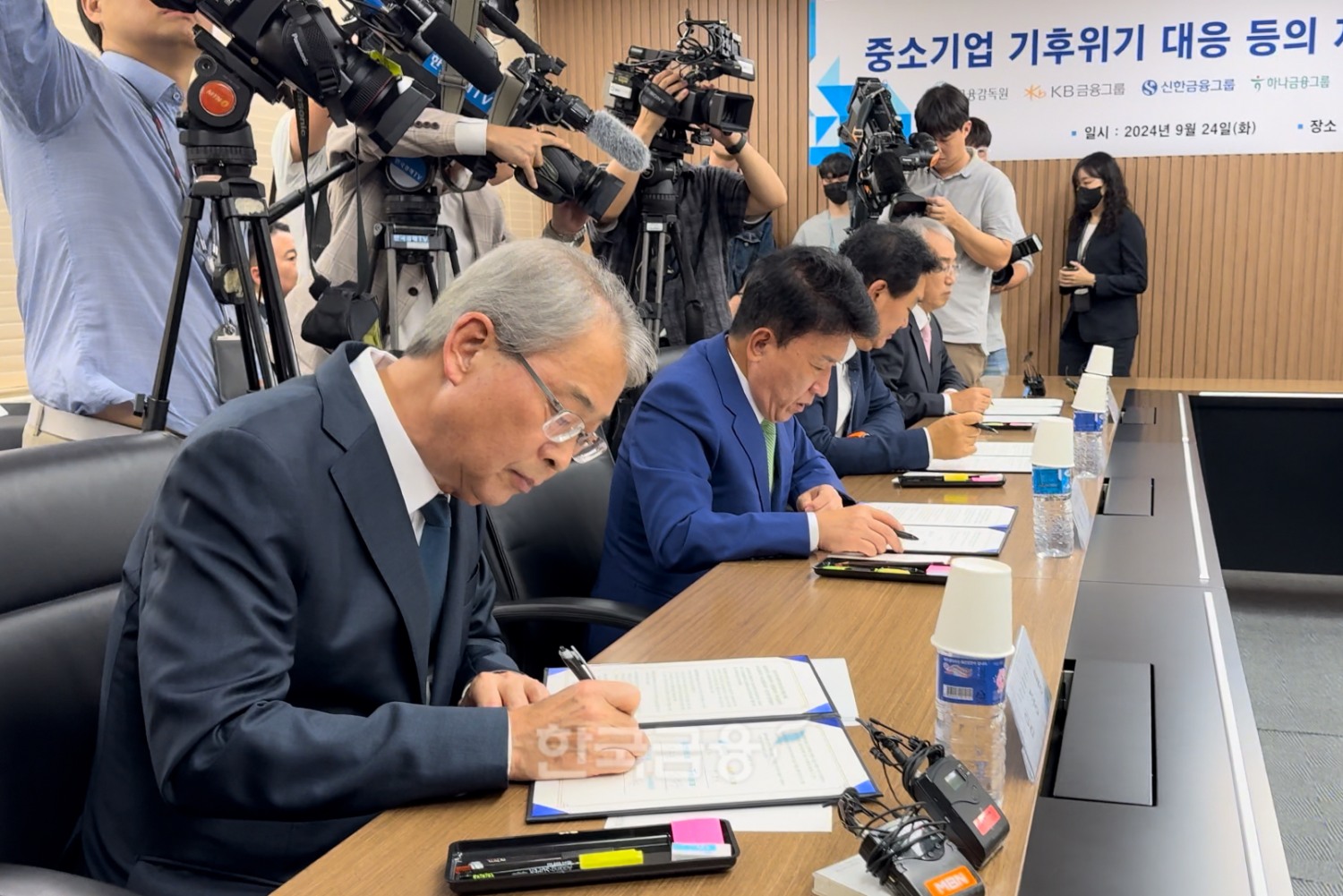 24일 오후 서울 중구에 위치한 은행회관에서 금융감독원과 KB, 신한, 하나, 우리, NH 등 5대 금융지주 및 삼성전자가 ‘중소기업의 기후위기 대응 등의 지원을 위한 업무협약’을 체결했다./사진=홍지인 기자