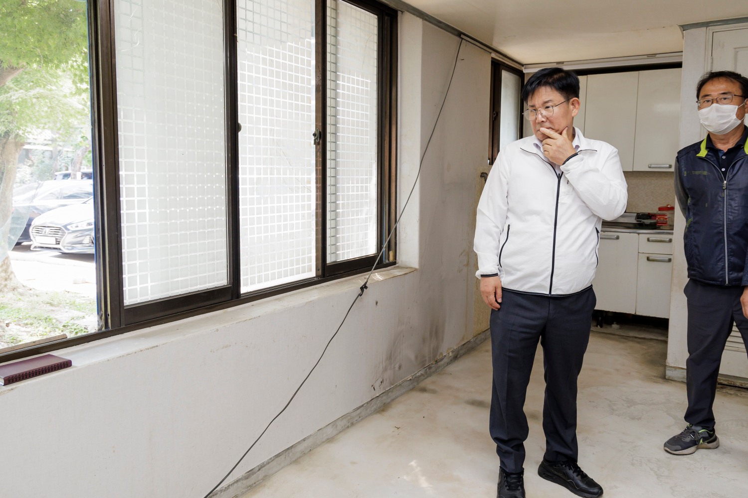 박강수 마포구청장이 주거 취약계층 가정에 방문해 현장 점검을 하는 모습./사진제공=마포구