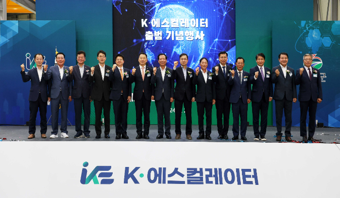 25일 경남 거창 본사에서 열린 K-에스컬레이터 출범 기념행사에서 참석자들이 기념 사진을 찍고 있다. (사진 왼쪽 다섯 번째부터) 김용균 행정안전부 안전예방정책실장과 신성범 국회의원, 구인모 거창군수, 조재천 현대엘리베이터 대표이사. / 사진제공=현대엘리베이터