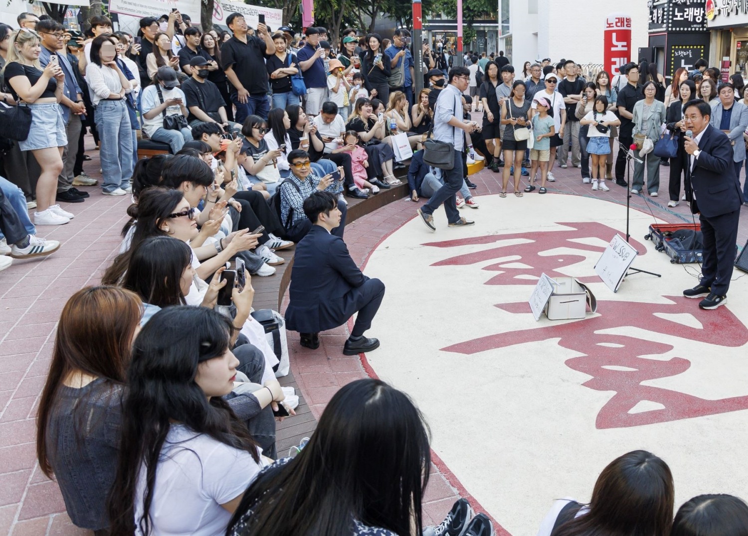 박강수 마포구청장이 레드로드를 찾은 관광객들과 소통하고 있다./사진제공=마포구