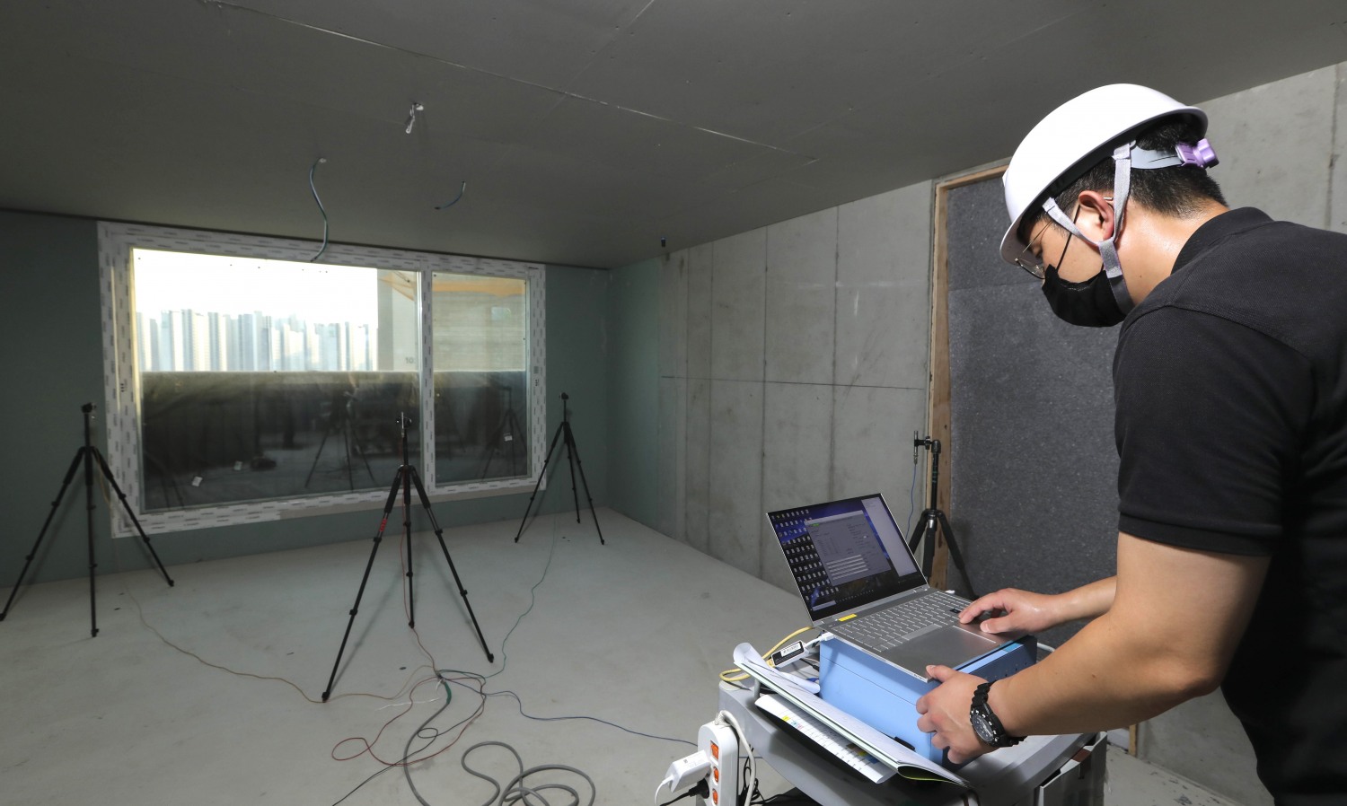 DL이앤씨 직원이 한 신축 아파트 공사 현장에서 중량 충격음 테스트를 진행하고 있다./사진제공=DL이앤씨