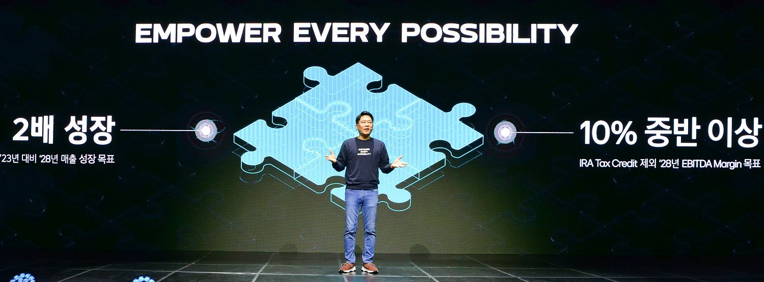 김동명 LG에너지솔루션 대표이사 사장이 7일 새 비전을 선포하며 2028년 재무 목표를 제시하고 있다. 사진=LG엔솔