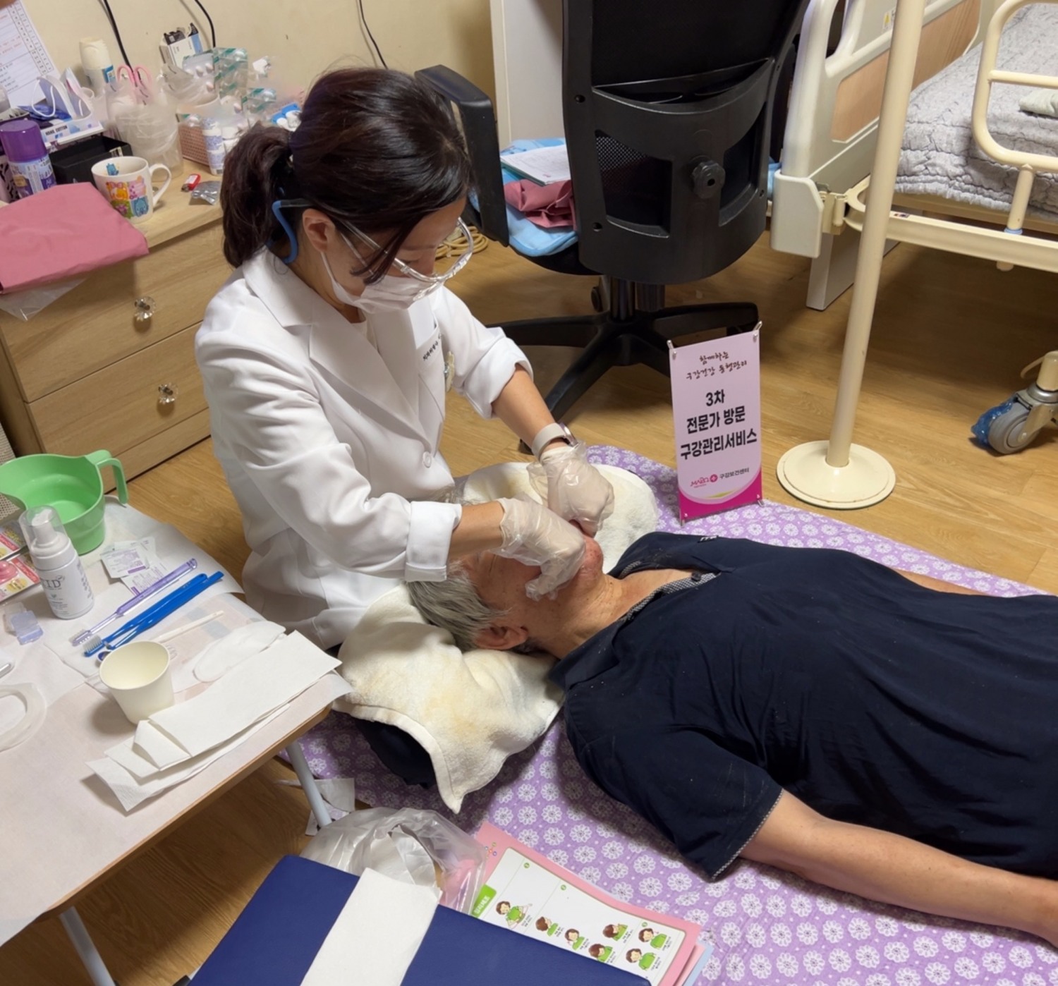 전문 치과위생사가 어르신 가정에 방문해 구강 관리 서비스를 펼치고 있다./사진제공=마포구