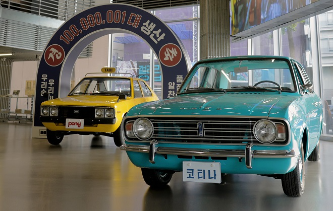 현대모터스튜디오 서울 1층에 전시된 코티나와 포니 택시. 사진=현대차
