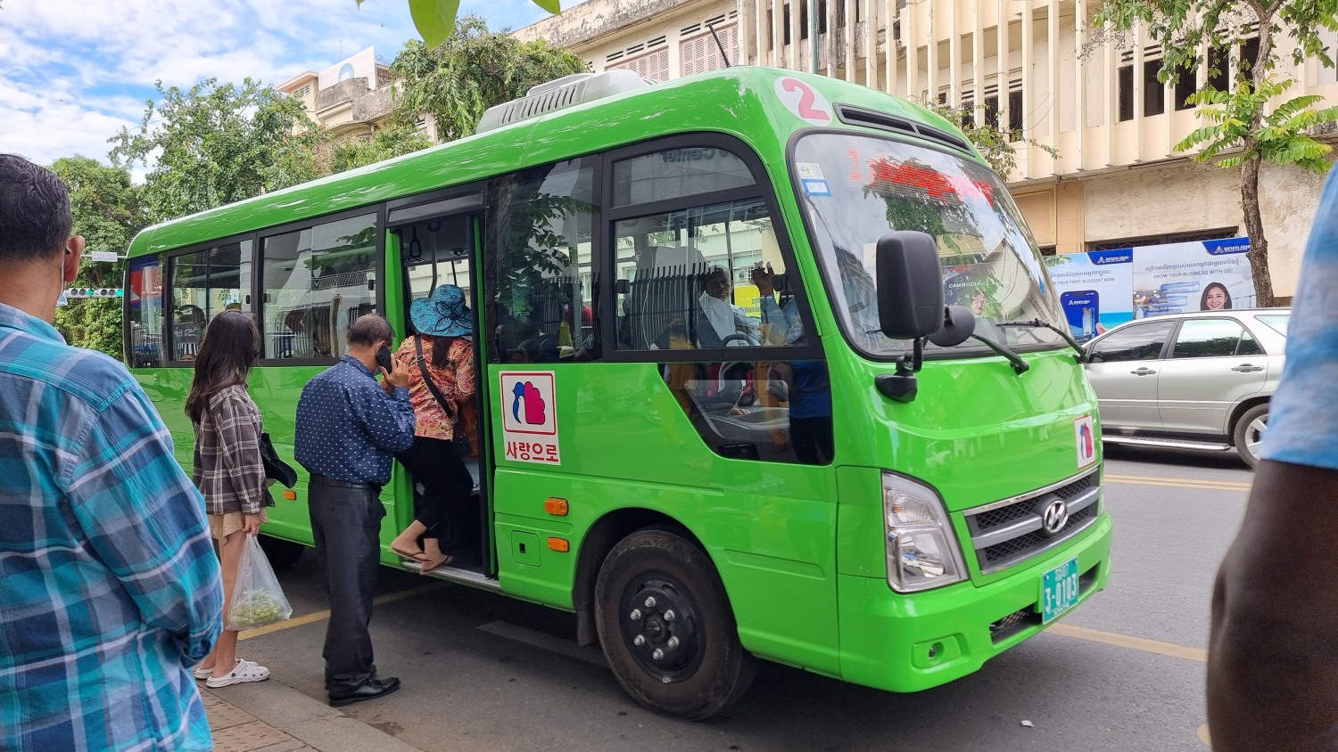 캄보디아 프놈펜 시민들이 ‘사랑으로’ 버스 탑승을 위해 대기하는 모습./사진제공=부영그룹