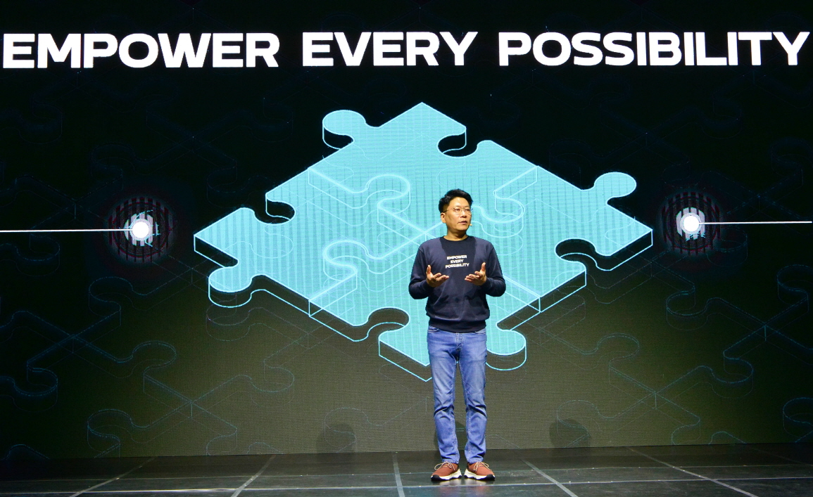 CEO Kim Dong-myung presents the company's vision and mid- to long-term strategy at the 'LG Energy Solution Vision Sharing Meeting'./ Photo courtesy of LG Energy Solution
