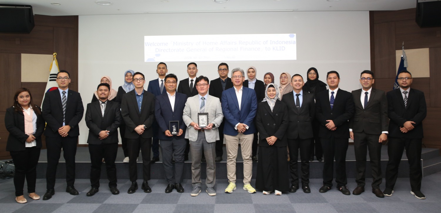 18명의 인도네시아 내무부 방문단들이 서울시 마포구에 위치한 한국지역정보개발원을 방문해 개발원 관계자들과 기념촬영을 하는 모습./사진제공=한국지역정보개발원