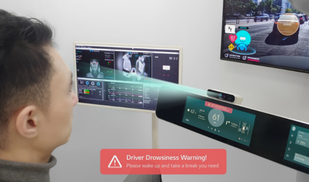 LG전자가 한국도로공사와 차량 내부를 감지∙분석해 사고를 예방하는 ‘인캐빈 센싱 솔루션'을 고도화해 차별화된 고객경험 제공에 나선다. LG전자 인캐빈 센싱 솔루션이 운전자의 안면을 인식해 상태를 확인하고 있는 모습. / 사진=LG전자