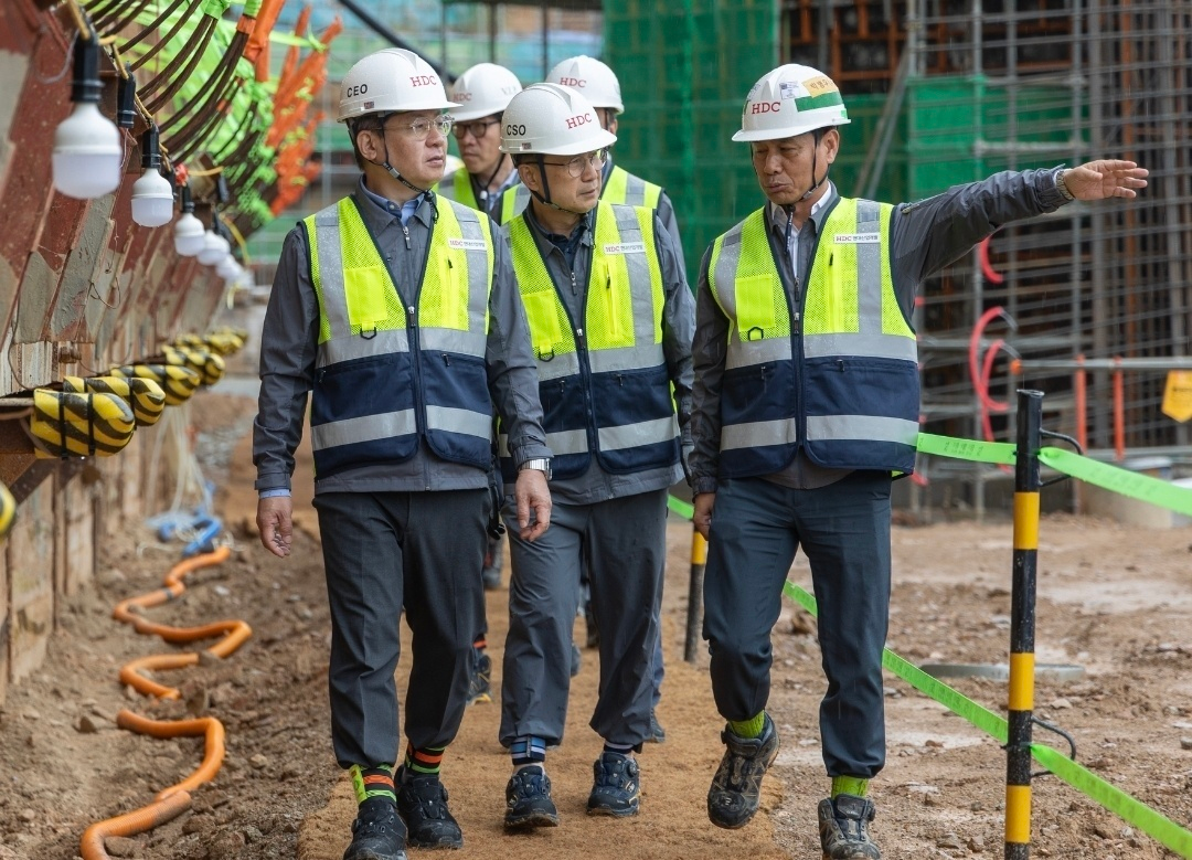 HDC현대산업개발은 경영진 주관 특별 안전점검을 진행했다. 왼쪽부터 HDC현대산업개발 최익훈 대표이사, 조태제 대표이사, 박병우 군산레이크시티아이파크 현장소장 / 사진제공=HDC현대산업개발