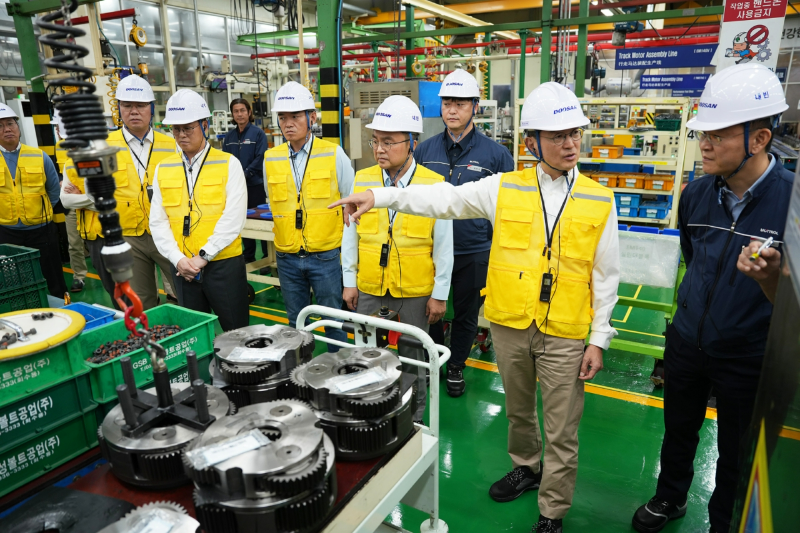 두산밥캣 스캇 박 부회장(오른쪽 두 번째)을 비롯한 경영진이 두산모트롤 권영민 사장(오른쪽 첫 번째)와 함께 유압부품 생산 공장을 둘러보고 있다. /사진제공=두산밥캣