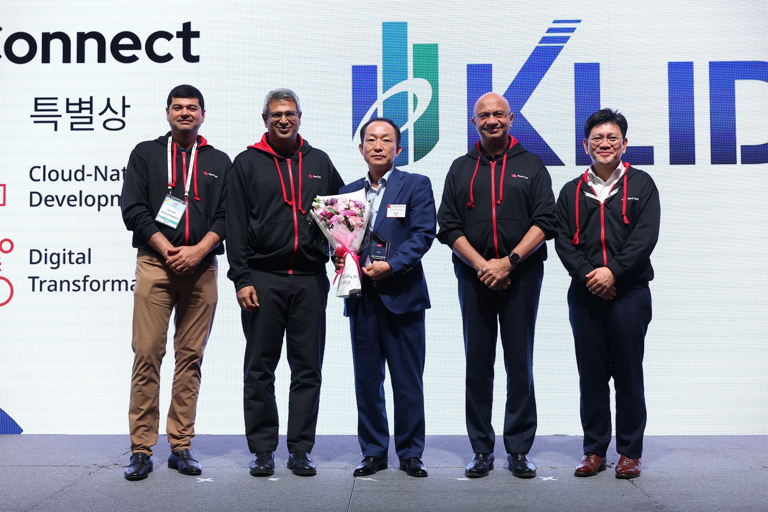 한국지역정보개발원 황성식 클라우드보호본부장이 특별상을 수상하고 레드햇 관계자들과 함께 기념촬영을 하는 모습./사진제공=한국지역정보개발원