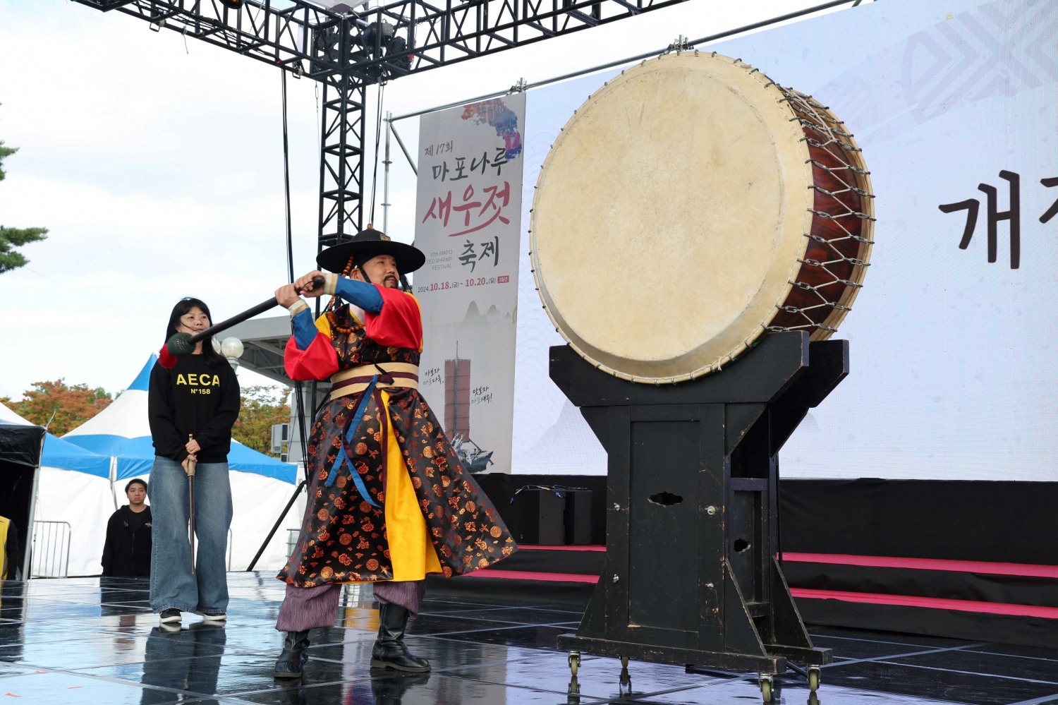 박강수 마포구청장이 대북타고로 제17회 마포나루 새우젓축제 개장선언을 하는 모습./사진제공=마포구