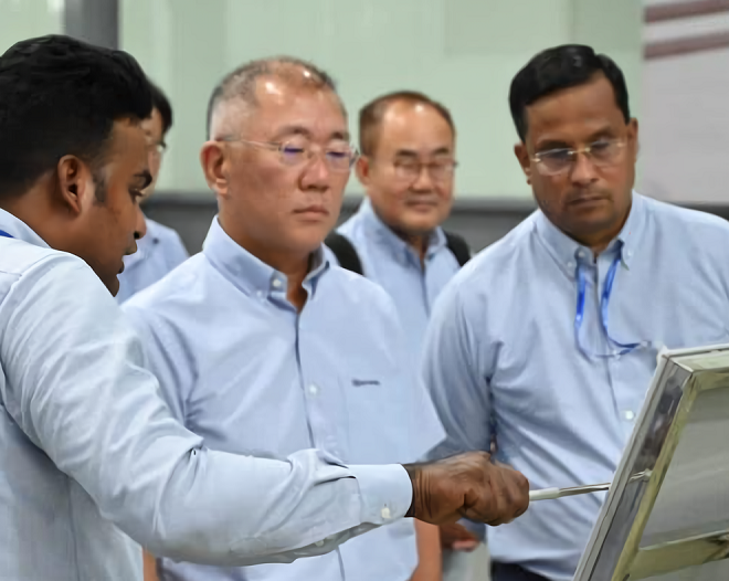 정의선 현대차그룹 회장(가운데)이 2023년 8월 8일 현대차 인도 첸나이공장을 방문 점검하고 있다. 사진=현대차
