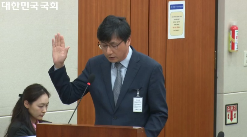 정무위 국정감사장에 증인으로 출석한 함윤식 우아한형제들 부사장. /사진=정무위 국정감사 갈무리