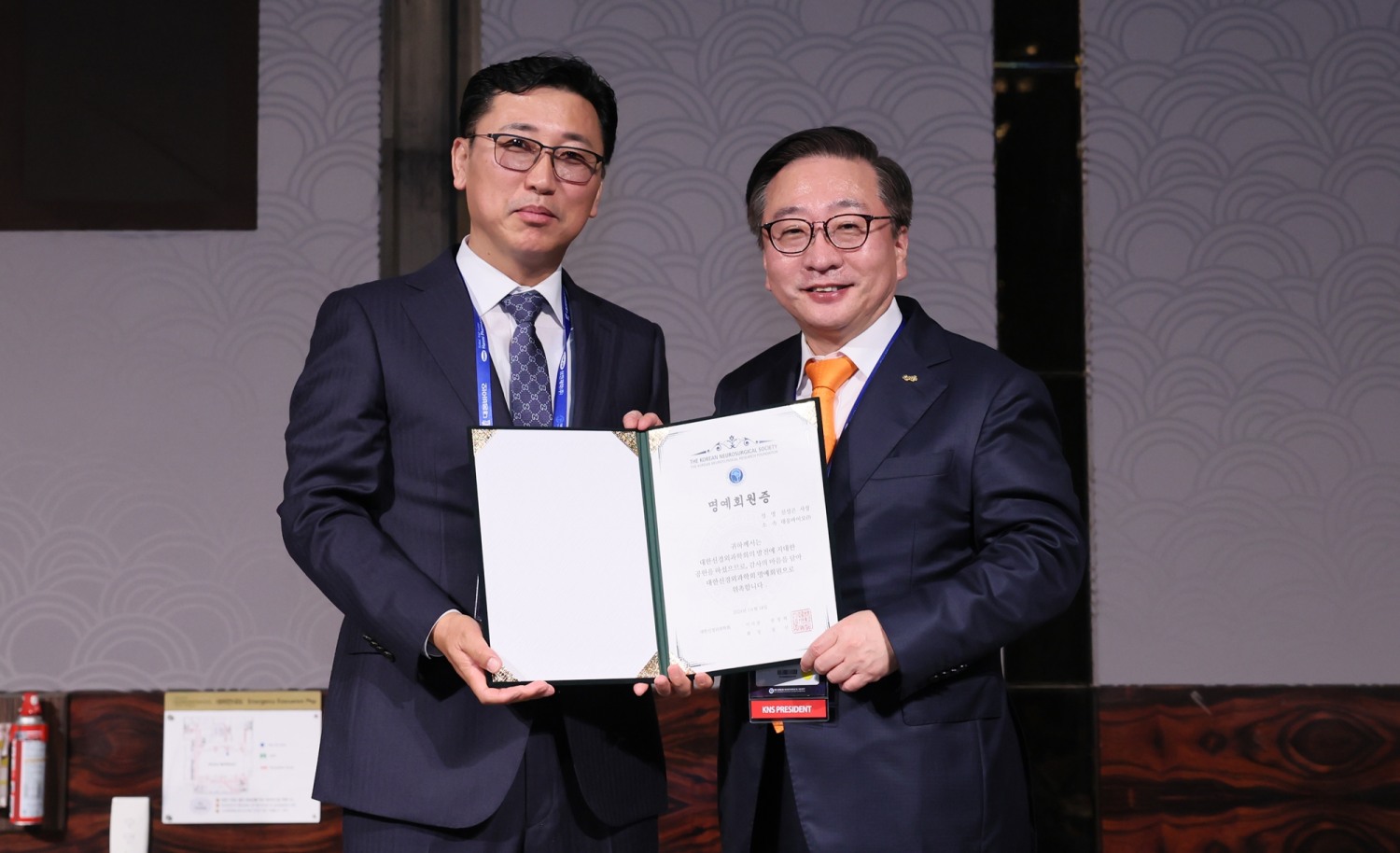 진성곤 대웅바이오 대표(왼쪽)가 ‘대한신경외과학회 추계학술대회’에서 명예회원증을 받고 권정택 대한신경외과학회 이사장과 기념촬영을 하고 있다. /사진제공=대웅