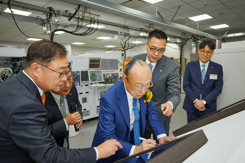 김승연 한화그룹 회장이 한화 판교 R&D센터를 방문해 한화정밀기계가 준비한 방명록에 서명하고 있다. /사진제공=한화