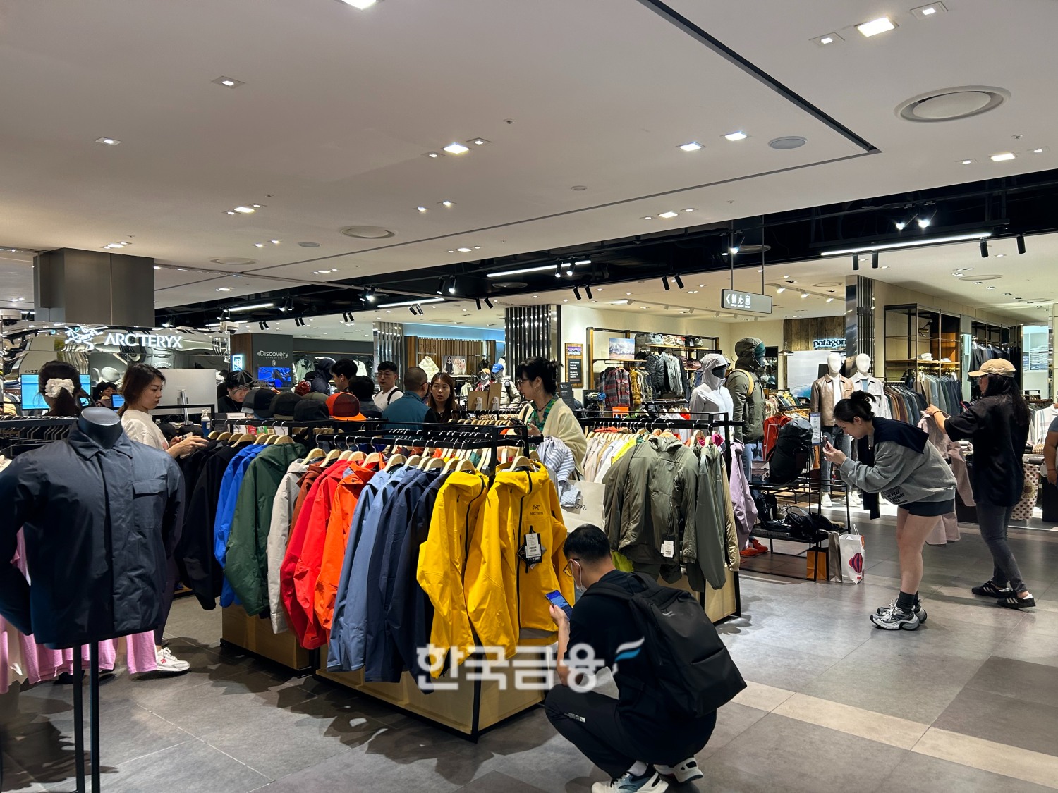 신세계백화점 본점 아웃도어 매장에 외국인 관광객들이 쇼핑하는 모습. /사진=박슬기 기자