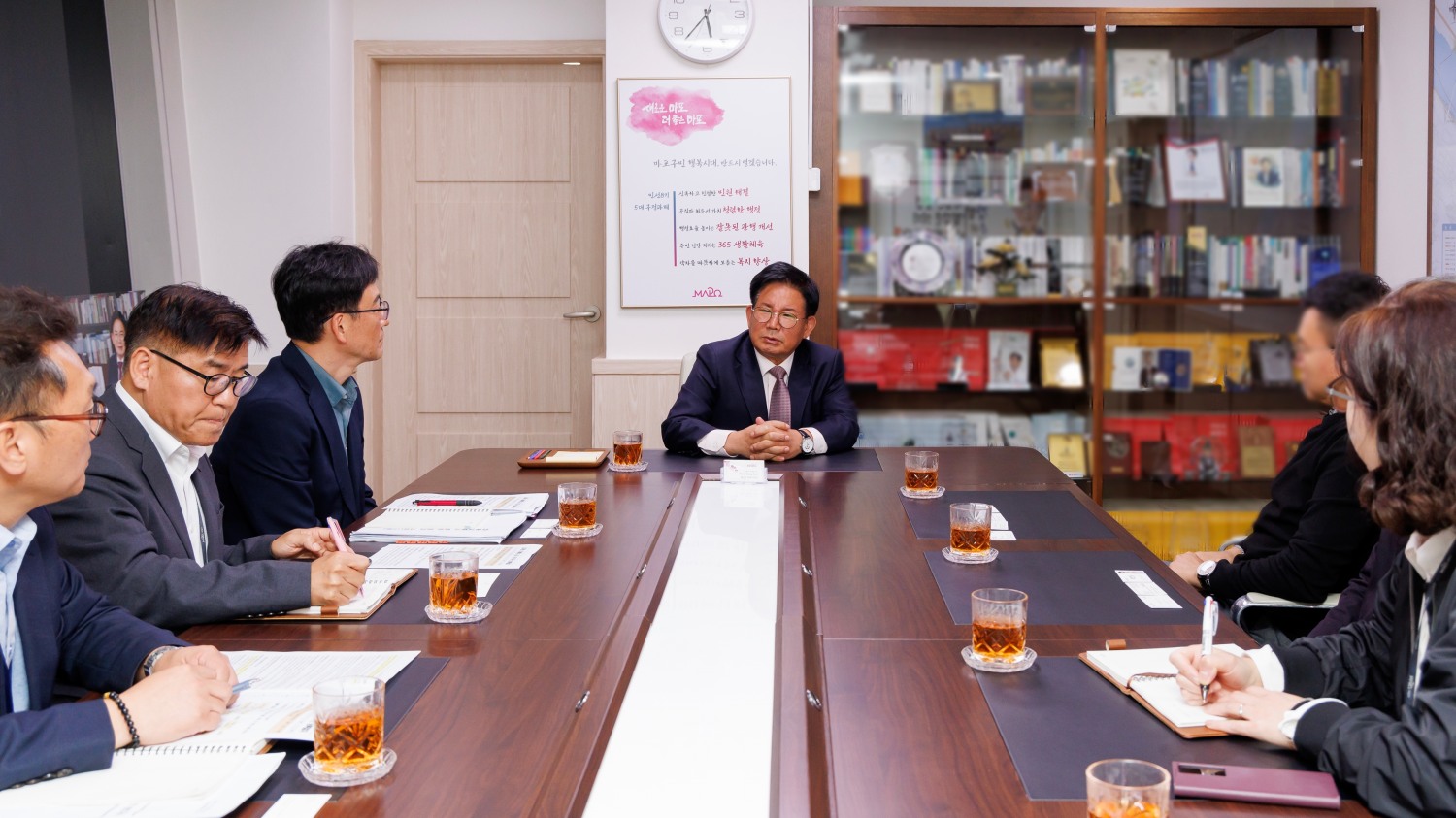 박강수 마포구청장이 고(故) 김대중 대통령 사저 매입자와 문화유산 등록에 대한 의견을 나누고 있다./사진제공=마포구