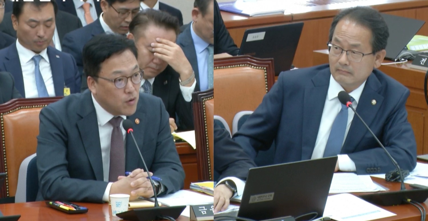 김병환 금융위원장(왼쪽)이 14일 국회에서 열린 정무위원회 종합 국정감사에서 강준현 더불어민주당 의원의 질의에 답하고 있다./사진=국회인터넷의사중계시스템