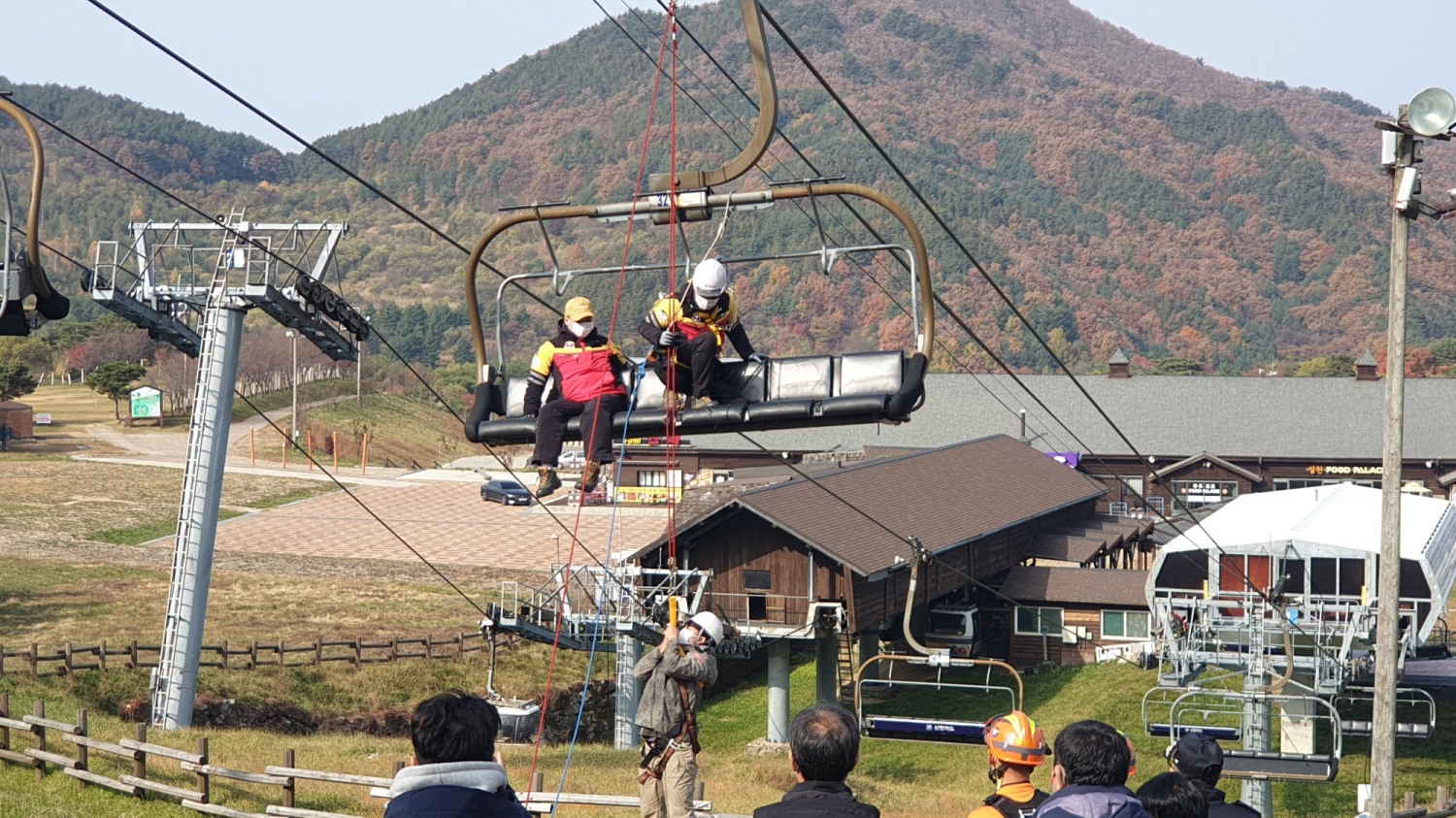 부영그룹 무주덕유산리조트 리프트 긴급 구조 훈련./사진제공=부영그룹