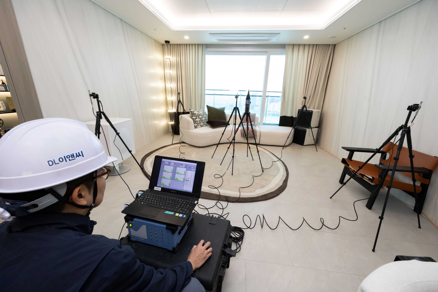 DL이앤씨 직원이 서울의 한 아파트에서 층간소음을 측정하고 있다./사진제공=DL이앤씨