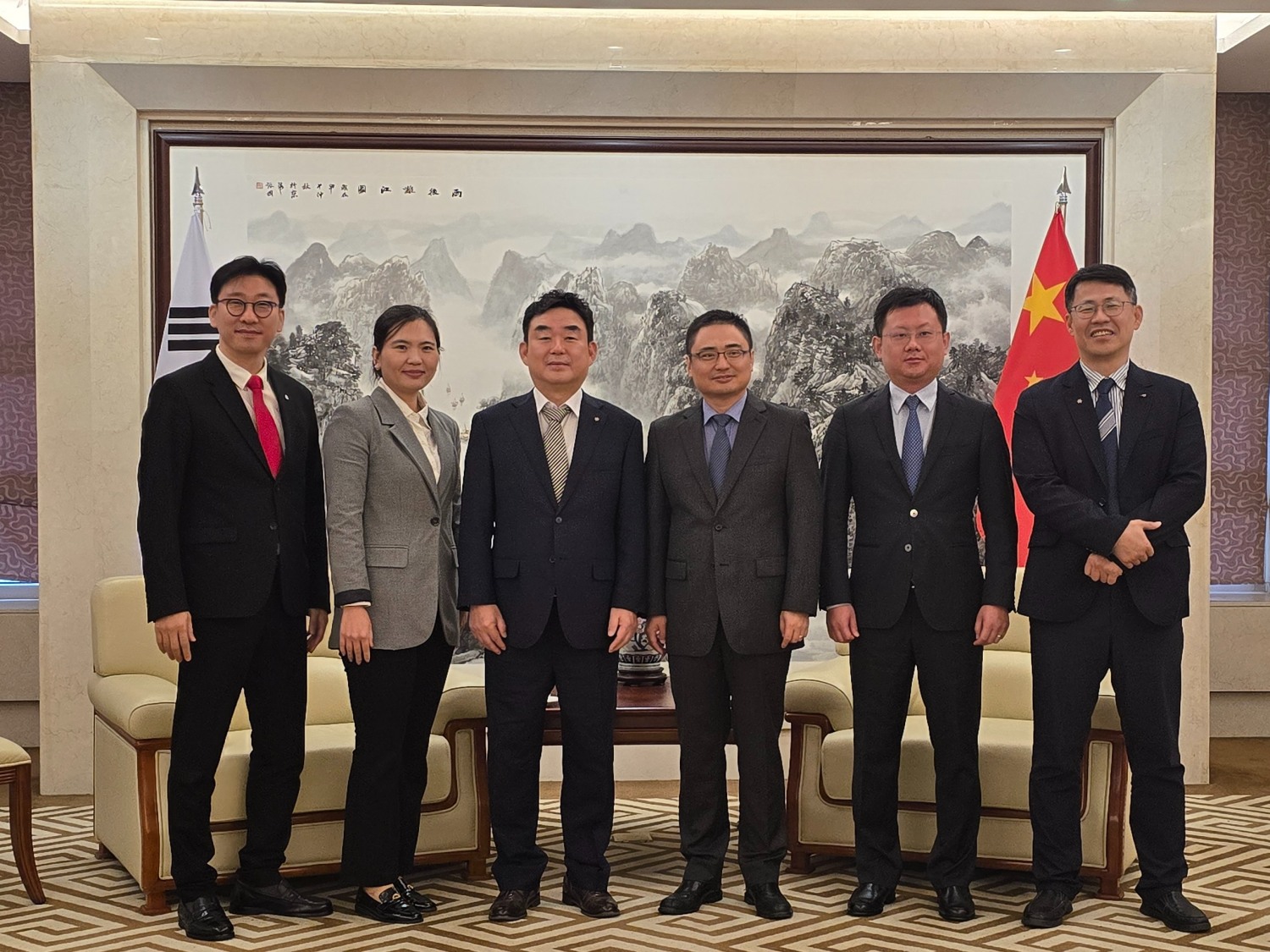 최철규 강원랜드 대표이사직무대행(왼쪽에서 세번째)이 팡쿤 주한 중국대사관 대리대사(네번째)를 비롯한 관계자들과 간담회를 마무리하고 기념촬영을 하는 모습./사진제공=강원랜드