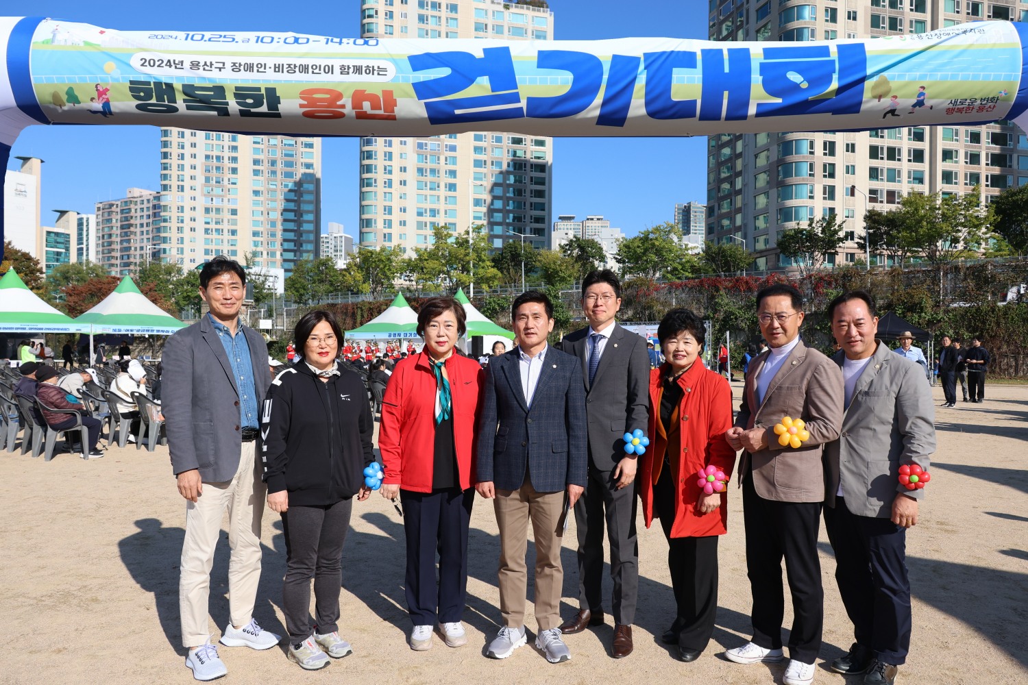 용산구의회 의원들이 장애인,비장앤이 함께하는 걷기대회에 참석해 기념촬영을 하는 모습./사진제공=용산구의회