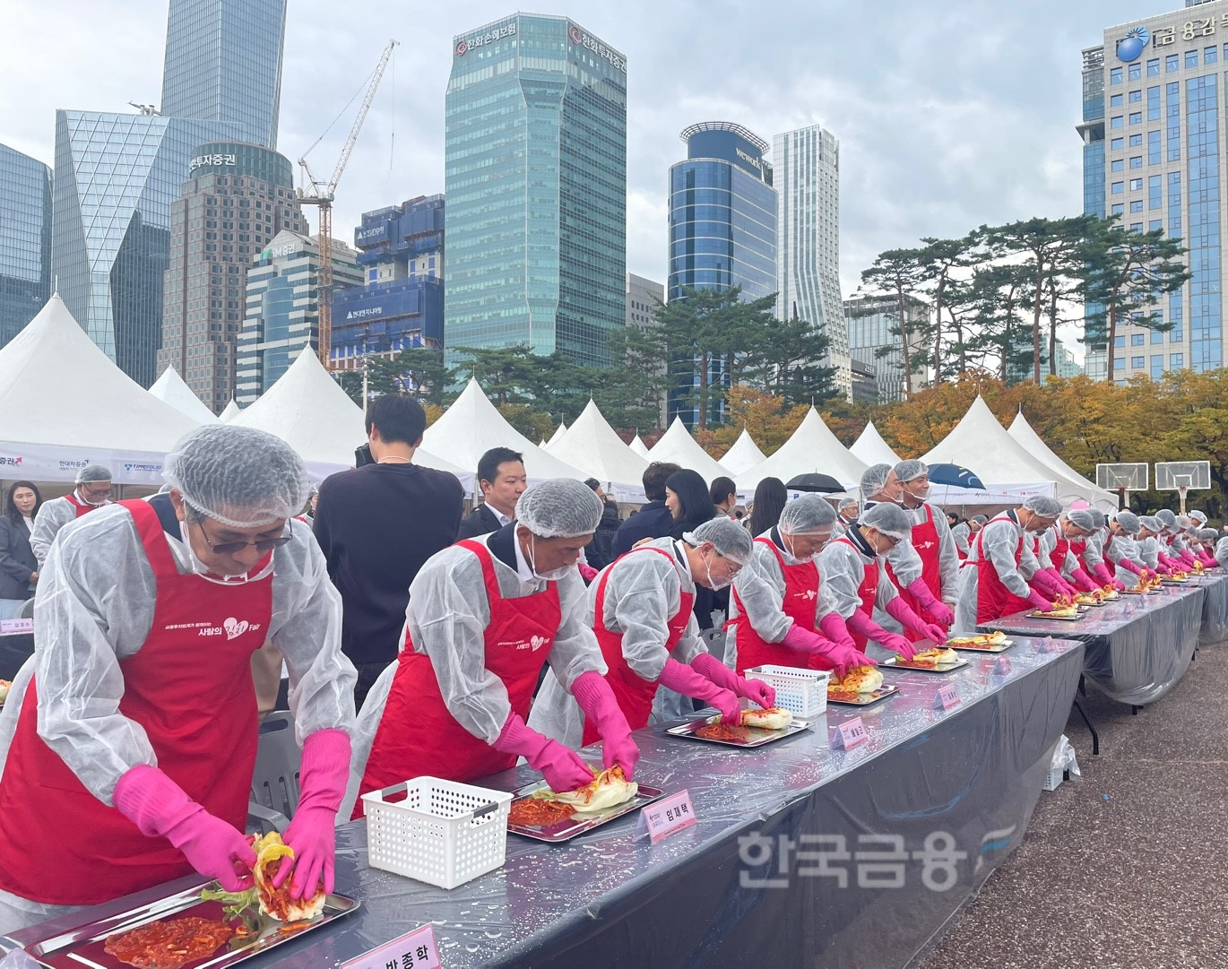 금융투자협회는 29일 오전 11시 여의도공원에서 금투업계 및 증권유관기관과 공동으로 '제14회 사랑의 김치 페어(Fair)' 김장 행사를 실시했다. 서유석금투협회장과 금투 CEO(최고경영자) 등 참석자들이 김치 명인의 강의를 듣고 김장하고 있다./ 사진 =한국금융신문(2024.10.29)