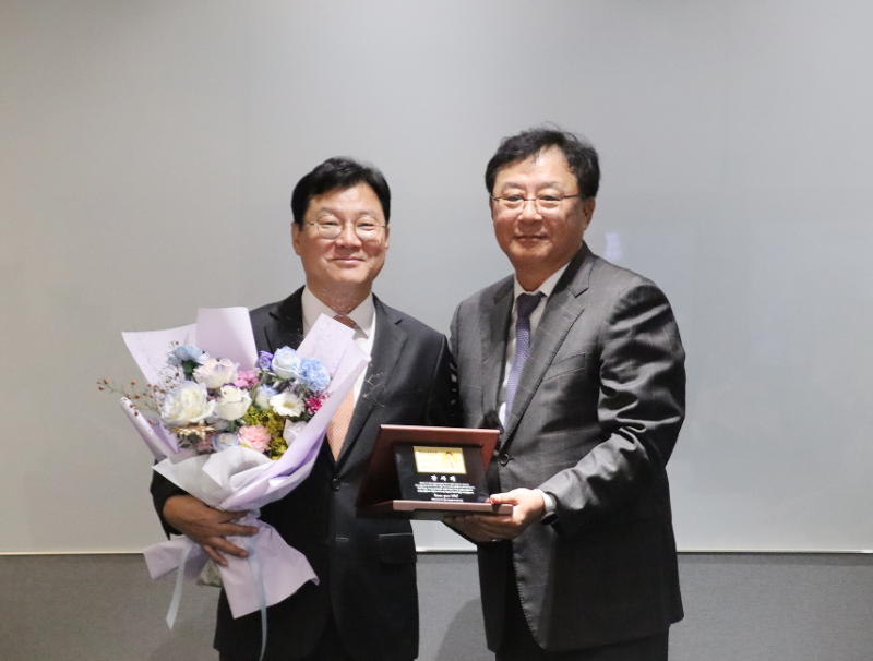 지난 28일 마스턴투자운용 본사에서 이상도 대표이사 퇴임식이 진행됐다. 이상도 대표이사(왼쪽), 남궁훈 대표이사(오른쪽). / 사진제공=마스턴투자운용(2024.10.29)