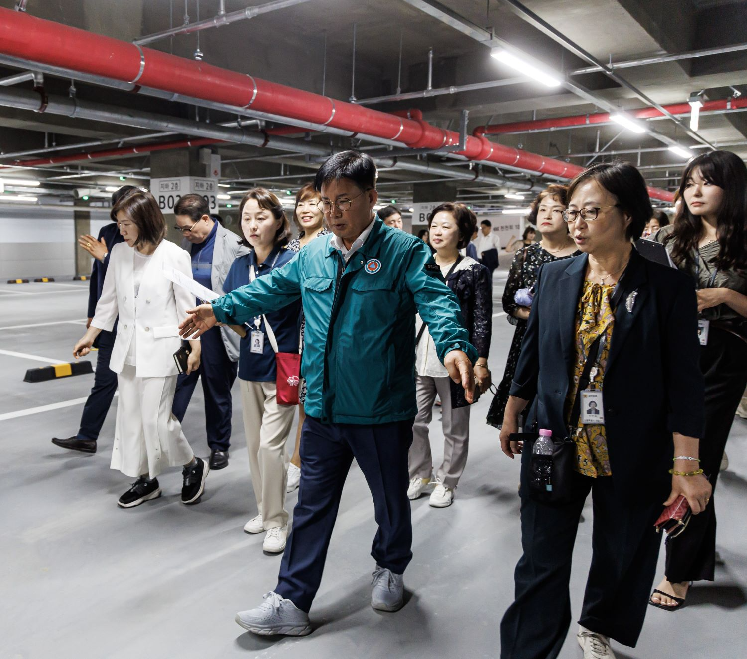 박강수 마포구청장이 관계공무원과 함께 아현2구역 정비기반시설을 살펴보고 있다./사진제공=마포구