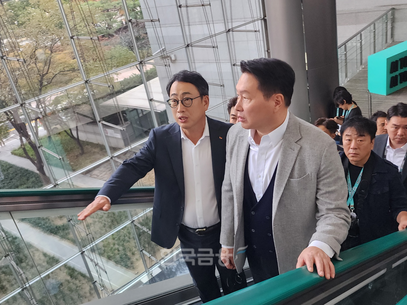 4일 SK AI 서밋 행사에 참석 중인 최태원 SK그룹 회장(오른쪽)과 유영상 SKT 대표(왼쪽). / 사진=김재훈 기자