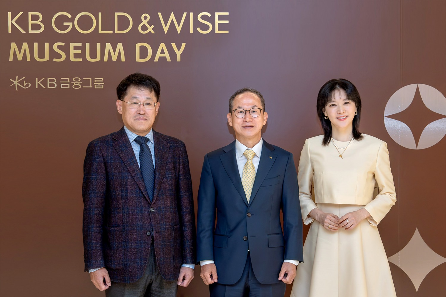(사진 왼쪽부터)유문형 삼성문화재단 대표이사, 양종희 KB금융그룹 회장, KB 골드앤와이즈 더퍼스트(GOLD&WISE the FIRST) 광고모델 이영애씨가 4일 서울 리움미술관에서 열린 ‘KB 골드앤와이즈 뮤지엄데이’에서 기념사진을 촬영하고 있다./사진=KB금융 제공