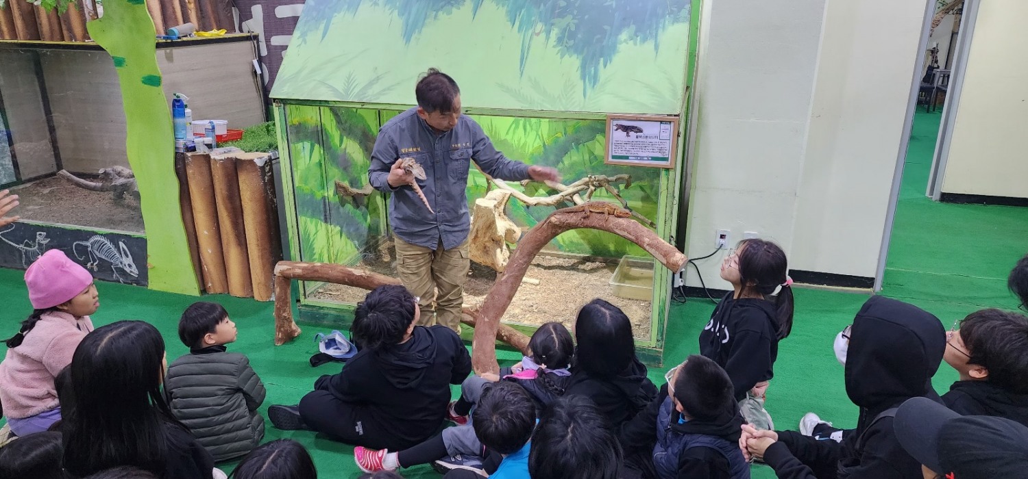 아동들이 '정글대탐험'을 통해 동물을 관찰하는 모습./사진제공=오금동지역아동센터