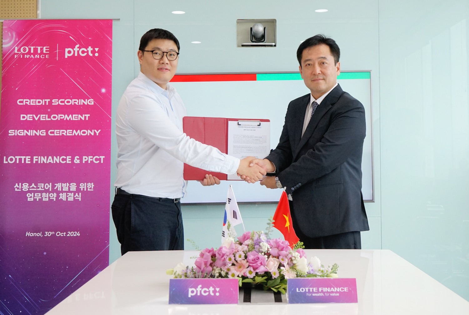 이수환 피에프씨테크놀로지스 대표(왼쪽)와 공성식 롯데파이낸스베트남 법인장이 하노이에서 열린 ’신용스코어 개발을 위한 업무협약 체결식‘에서 기념 촬영을 하고 있다.(2024.10.30.)/사진 제공 = 피에프씨테크놀로지스