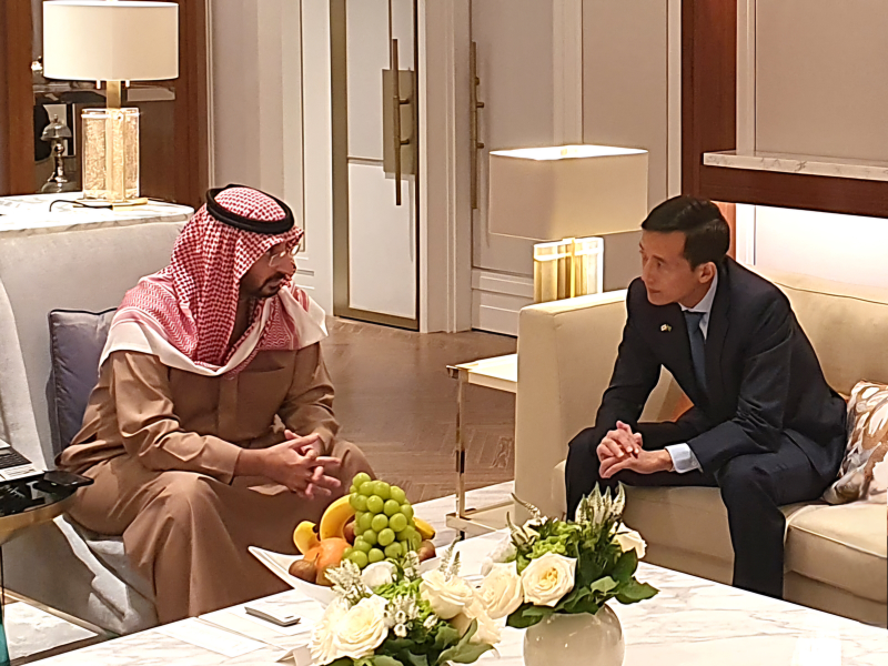 김동관 한화그룹 부회장(오른쪽)이 4일 압둘라 빈 반다르 알 사우드 사우디아라비아 국가방위부 장관과 만나 사우디의 국가발전전략인 '비전2030'의 안보 및 경제 분야 협력방안을 논의했다. /사진제공=한화그룹