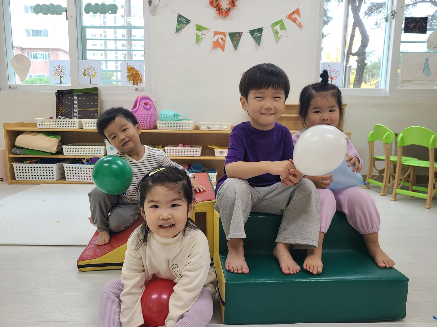 춘천장학 부영 사랑으로 어린이집 아동들이 기념촬영을 하는 모습./사진제공=부영그룹