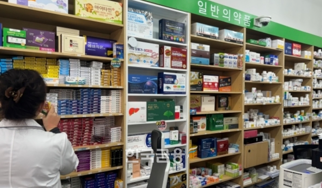 서울 시내 한 약국에서 약사가 약을 정리하고 있다. /사진=한국금융신문 김나영 기자