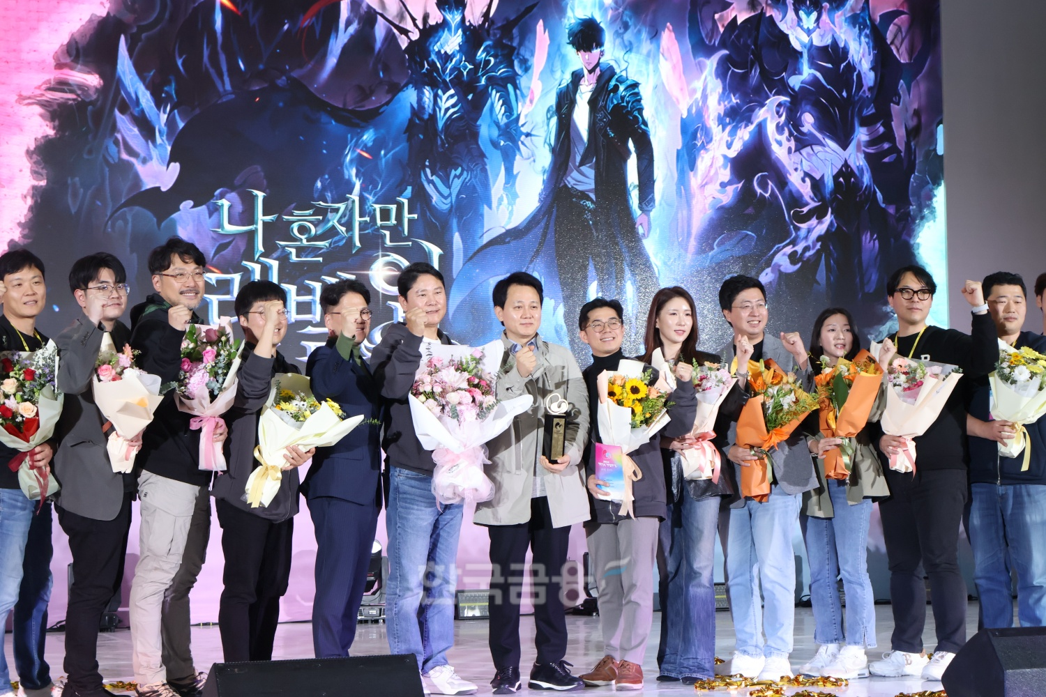 방준혁 넷마블 의장(가운데)과 넷마블 관계자들이 기념 사진을 촬영하고 있다. / 사진=김재훈 기자